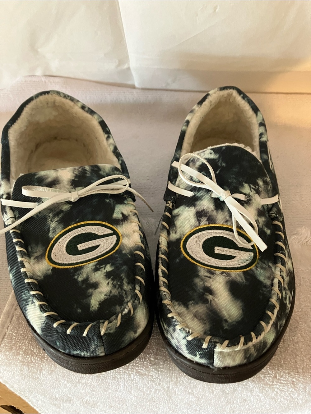 Green Bay Packers Women’s M (7-8) Tie Dye Canvas Upper Sherpa Lined Slippers